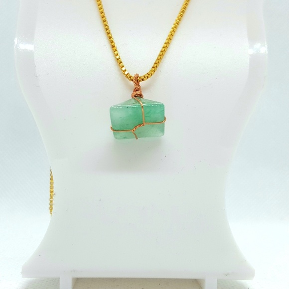 NWOT 18" gold tone chain green stone pyramid - Picture 4 of 4